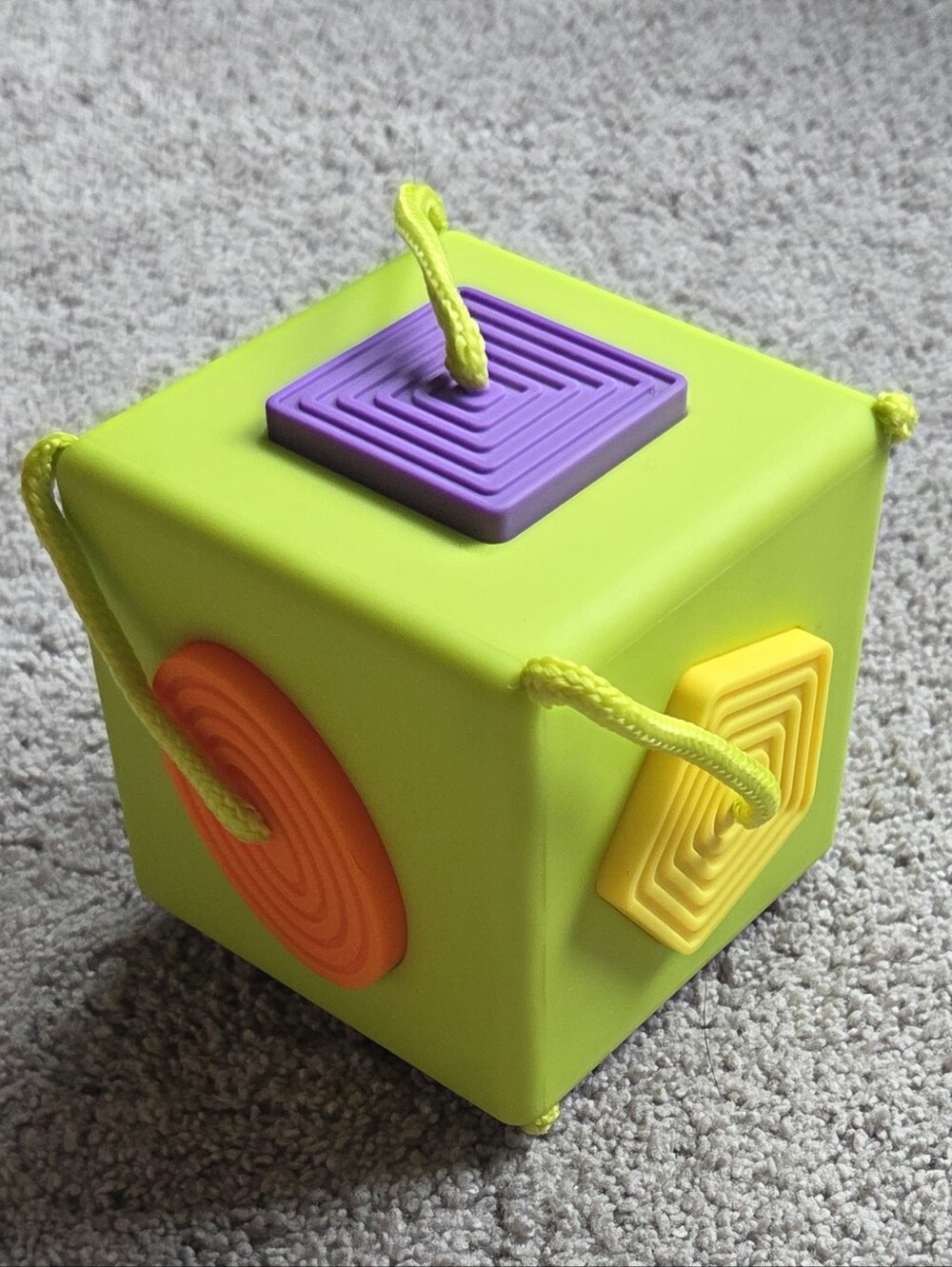 Fat Brain Toys OombeeCube Baby/Toddler Tactile Shape Sorting Toy EUC